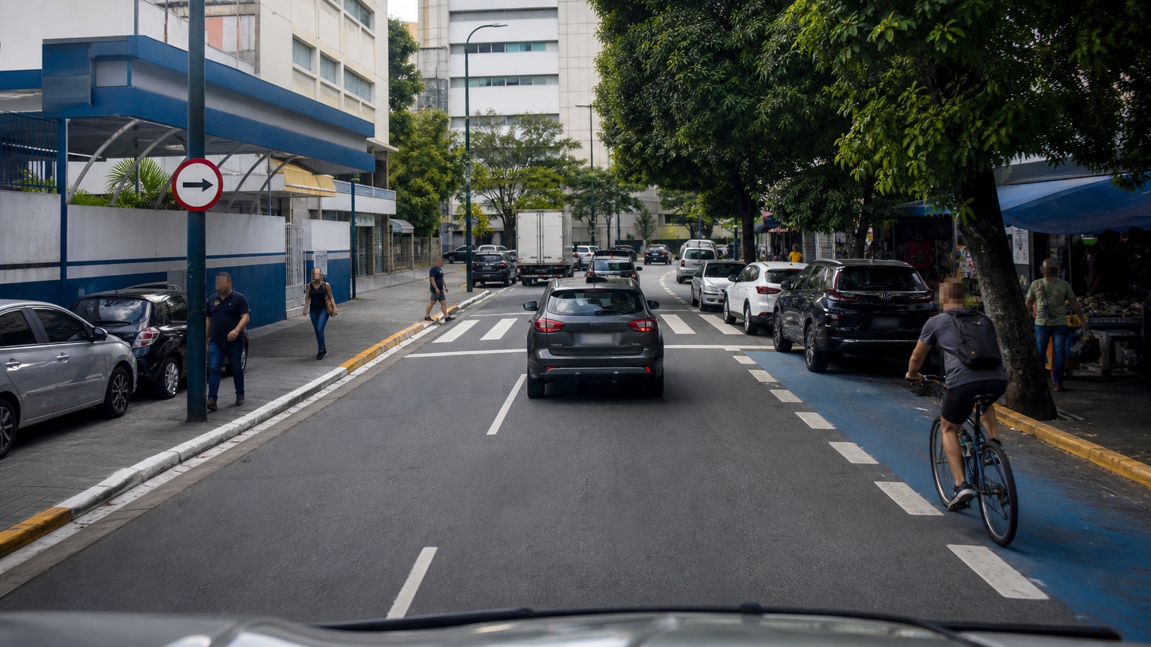 Cena urbana brasileira com rostos protegidos e contexto de trânsito preservado pelo Blur Inteligente