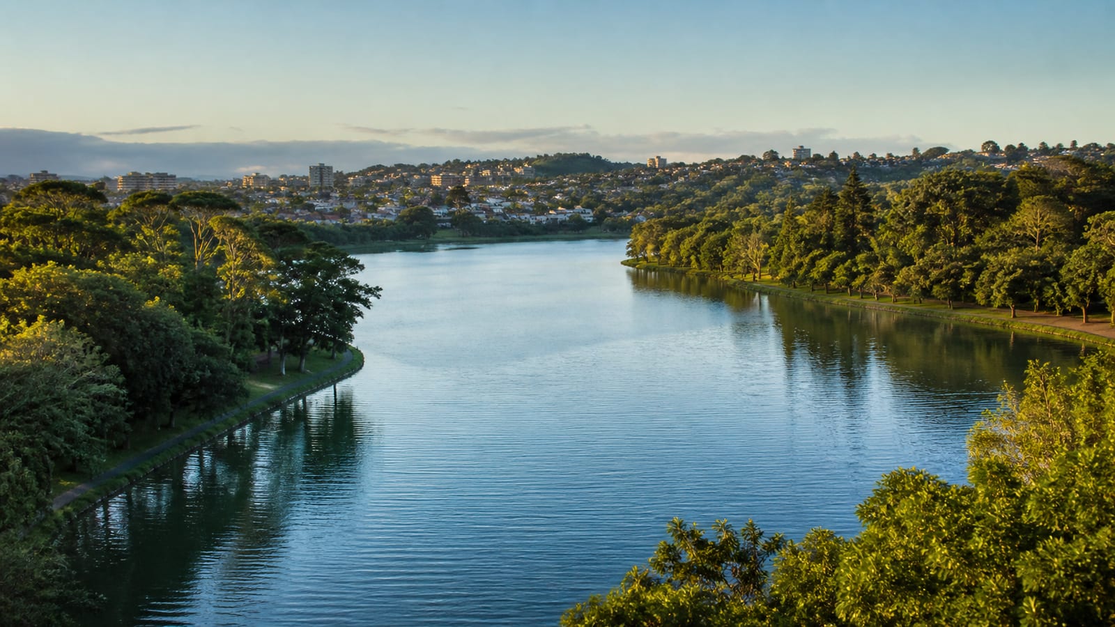 Ilustração fotorealista do Lago Jaboti e da paisagem urbana de Apucarana, Paraná
