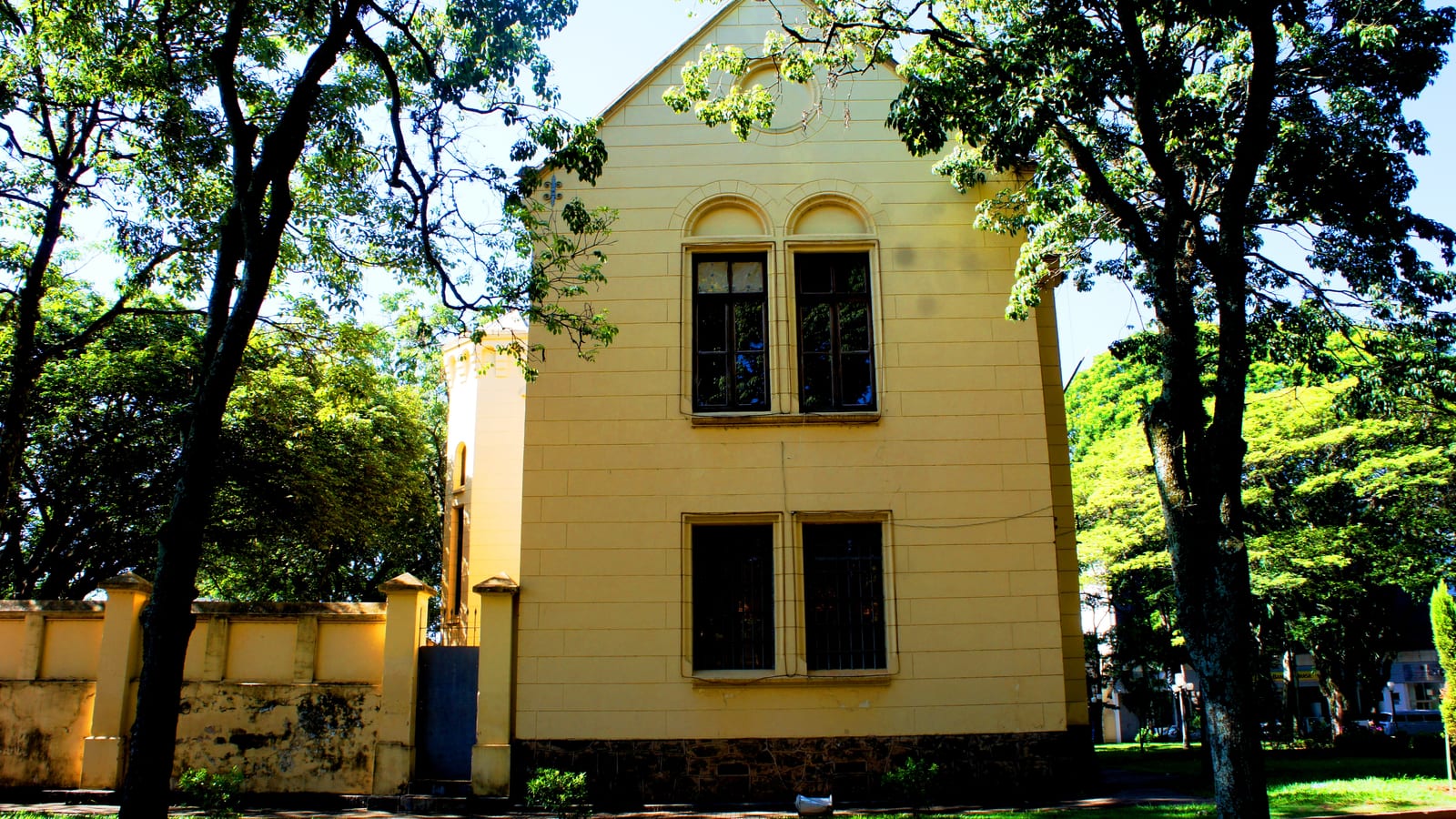 Edifício histórico do antigo Fórum Municipal de Araras em praça arborizada