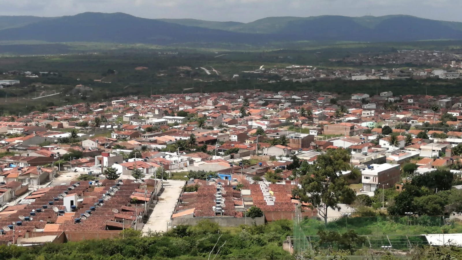 Vista panorâmica do Bairro Morada Nobre e da área urbana de Belo Jardim, Pernambuco. Imagem de contexto, não uma fotografia da implantação.