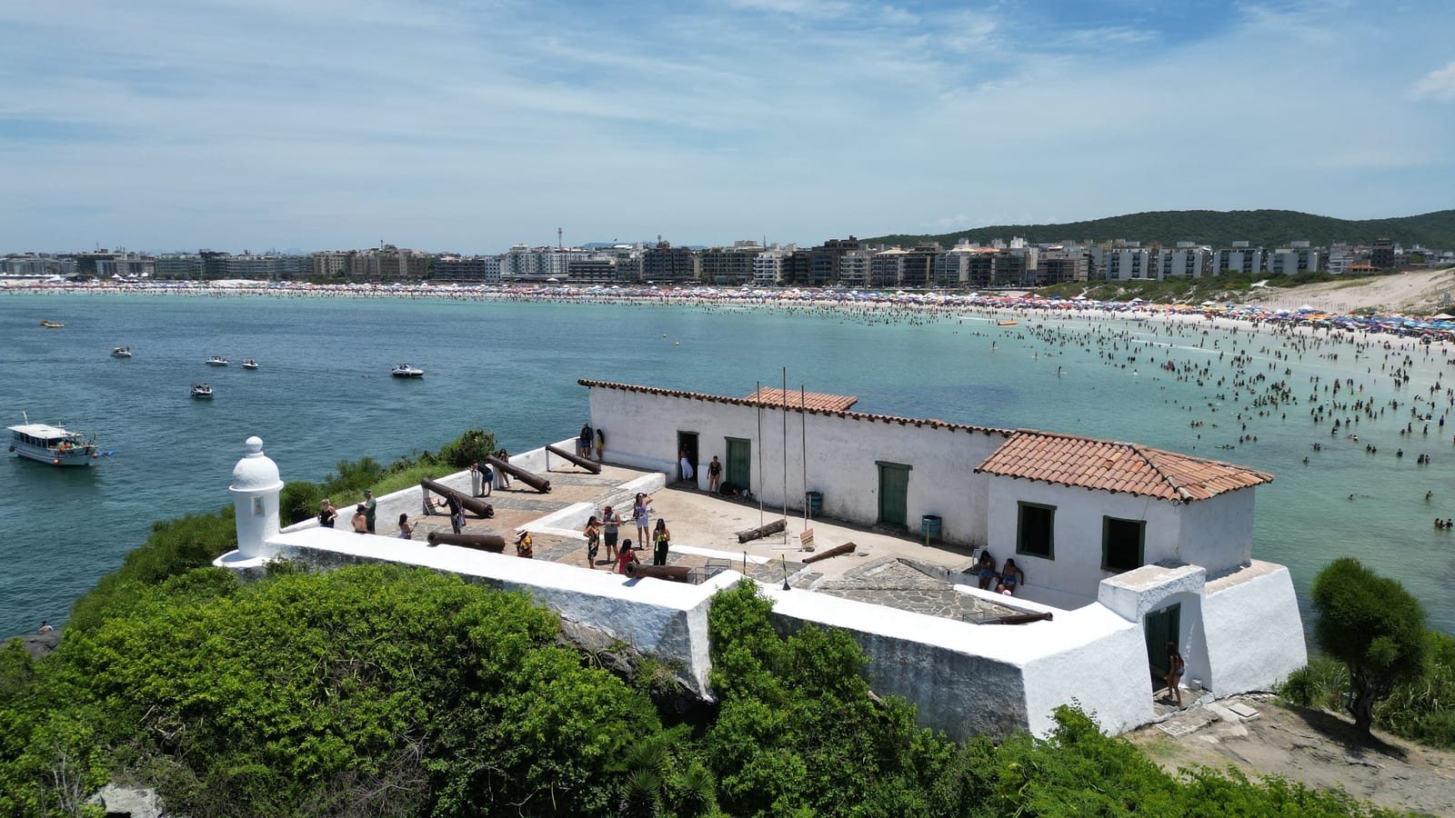 Forte de São Mateus junto à costa de Cabo Frio, Rio de Janeiro. Imagem de contexto, não uma fotografia da implantação.