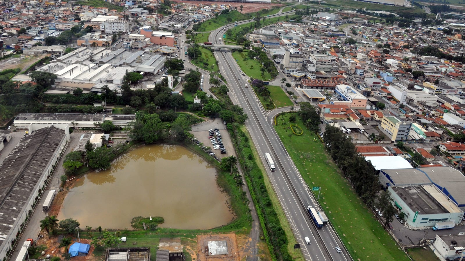 Vista aérea do acesso ao centro de Jordanésia em Cajamar