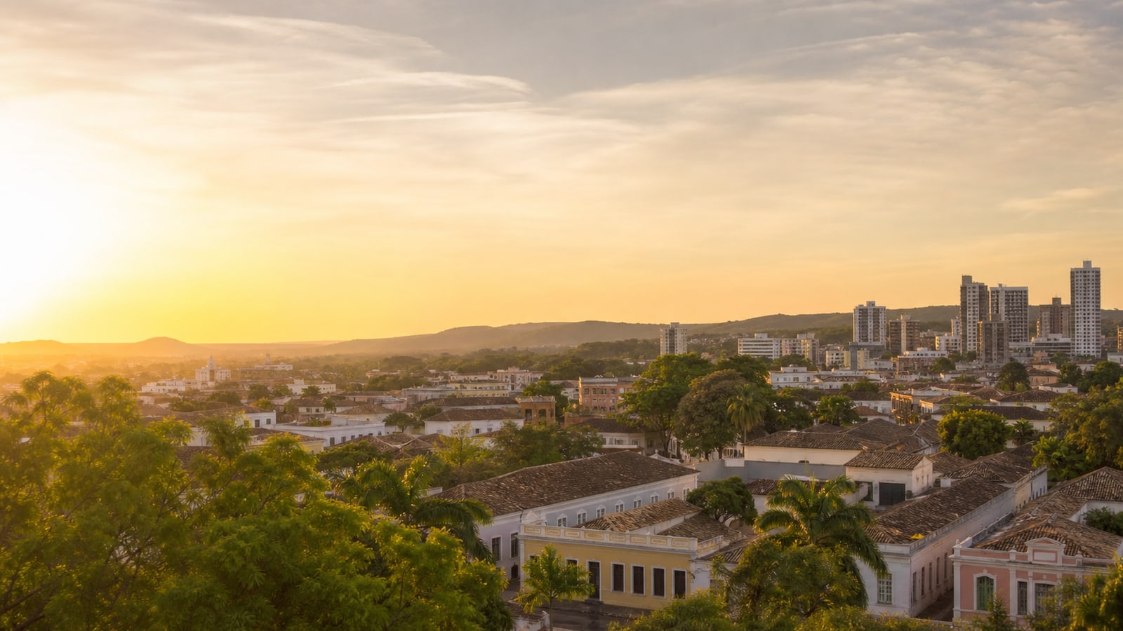 Ilustração fotorealista do centro histórico arborizado e da paisagem urbana de Cuiabá, Mato Grosso. Imagem de contexto, não uma fotografia da implantação.