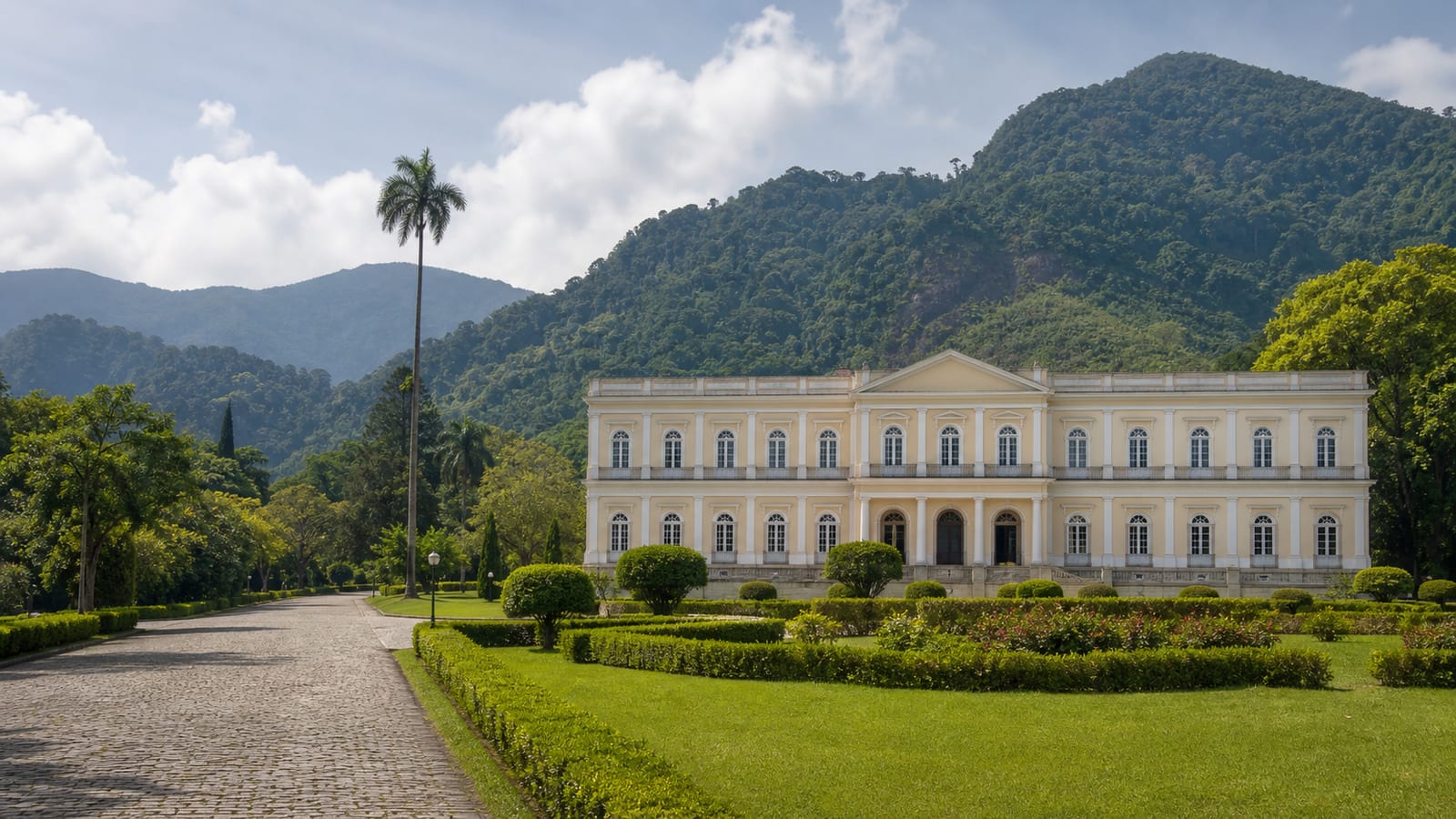 Ilustração fotorealista do Museu Imperial e da paisagem serrana de Petrópolis, Rio de Janeiro. Imagem de contexto, não uma fotografia da implantação.
