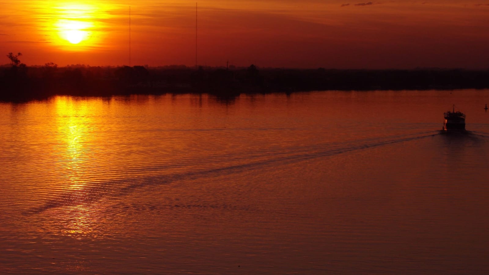 Pôr do sol no rio Guaíba em Porto Alegre, Rio Grande do Sul
