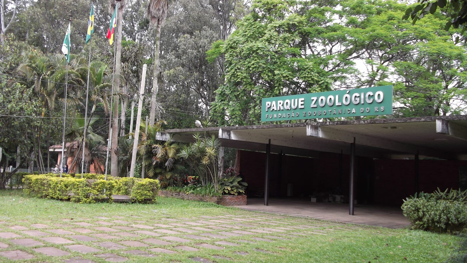 Entrada arborizada do Parque Zoológico do Rio Grande do Sul em Sapucaia do Sul