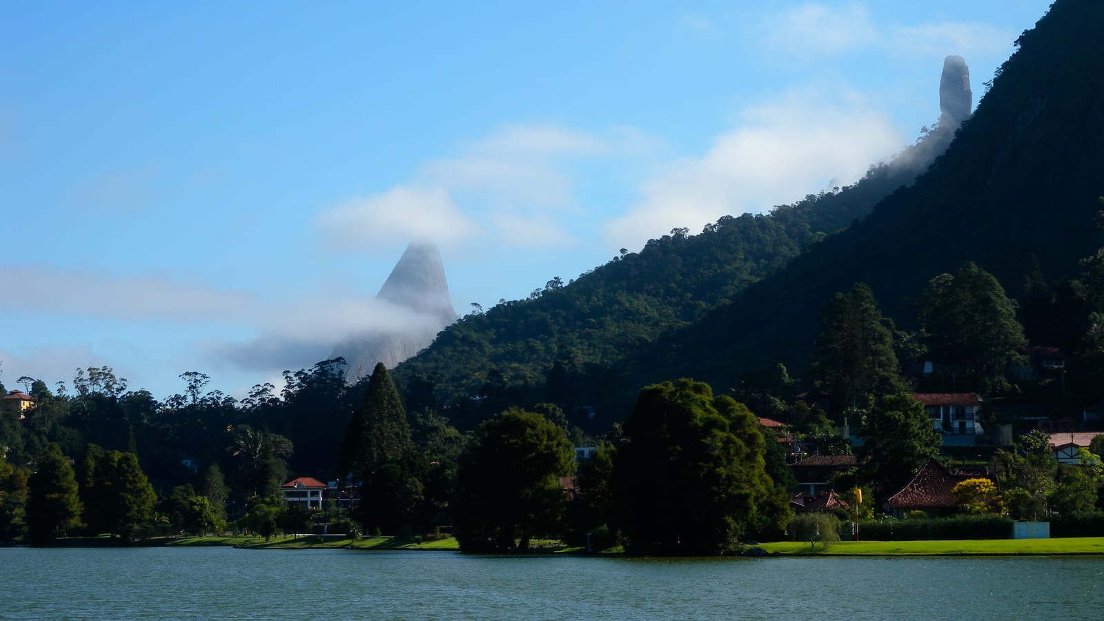 Granja Comary e montanhas da Serra dos Órgãos em Teresópolis, Rio de Janeiro. Imagem de contexto, sem relação probatória com a implantação.